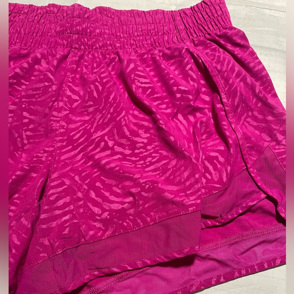 Athleta Mesh Racer Run Mid Rise 4" Shorts. Purple. Size S. - Picture 5 of 13